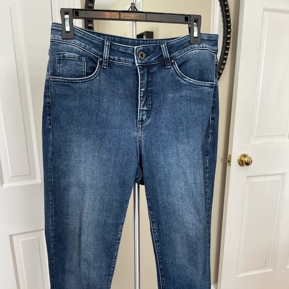 M13 - Joseph Ribkoff blue jeans, rhinstones and frayed hem - Picture 2 of 9